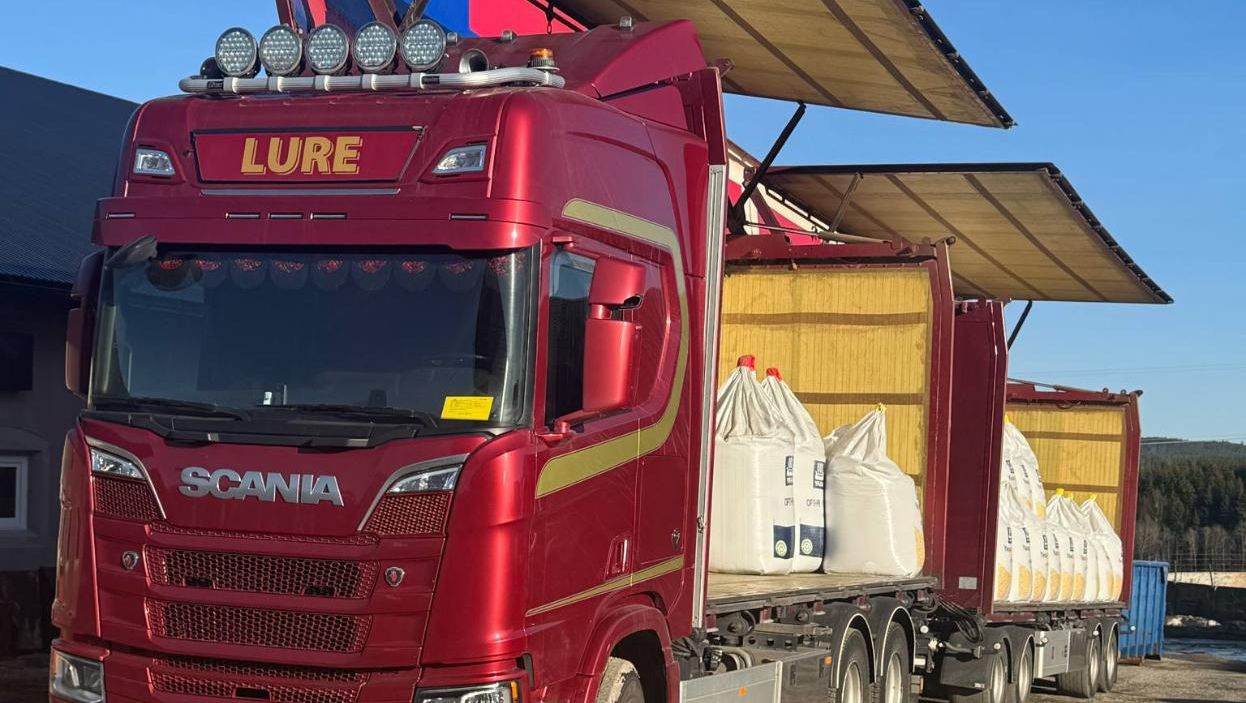 Rød lastebil med logo